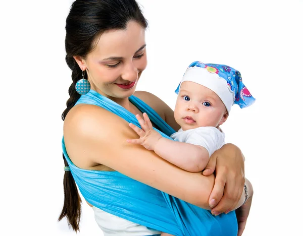Madre llevando a su bebé en un cabestrillo — Foto de Stock