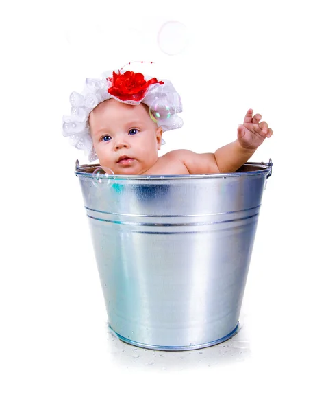 Baby op een emmer — Stockfoto