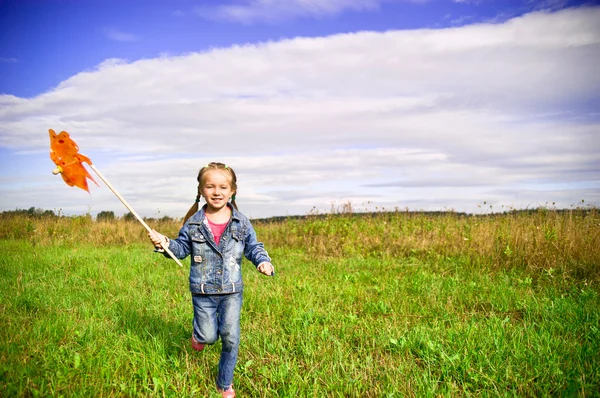 Menina na grama no dia de verão — Fotografia de Stock