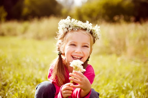 Çiçek çelengi içindeki küçük kız — Stok fotoğraf