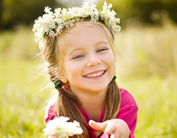 Маленька дівчинка в вінку з квітами — стокове фото