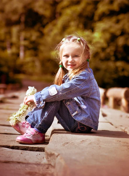 Malá holčička v věnec květin — Stock fotografie