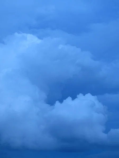 Scuro nuvole piovose sfondo — Foto Stock