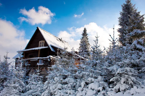 Ορεινό σπίτι κατά τη διάρκεια του χειμώνα — Φωτογραφία Αρχείου