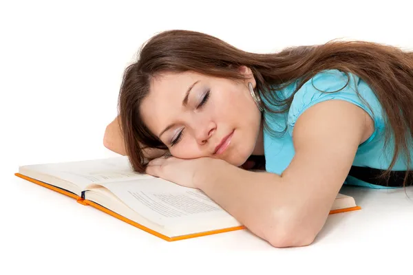 Schöne Studentin schläft auf dem Buch — Stockfoto
