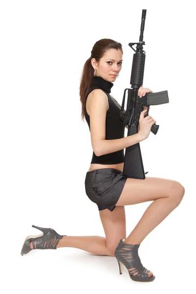 Menina bonita segurando um rifle — Fotografia de Stock