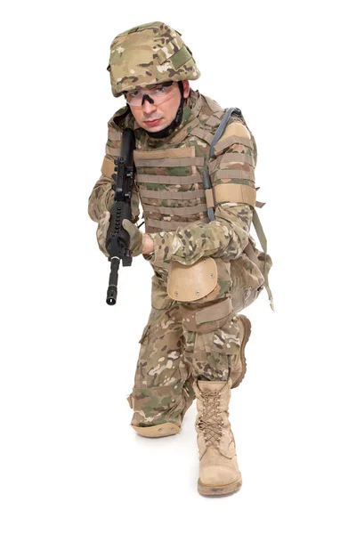 Moderner Soldat mit Gewehr — Stockfoto