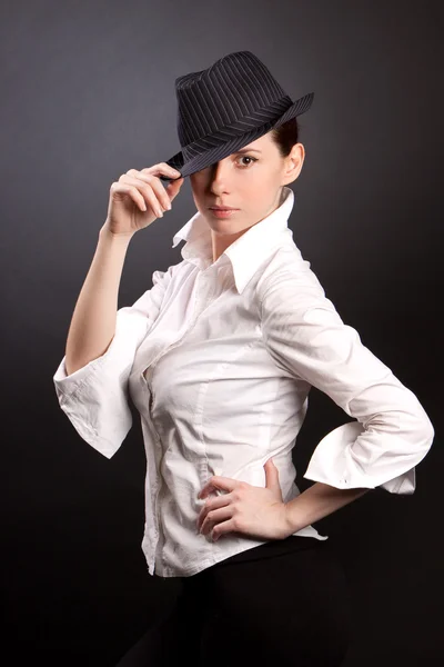 Het dragen van een hoed vrouw — Stockfoto