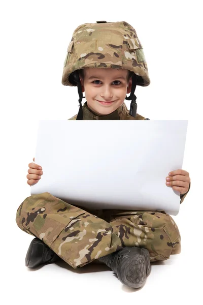 Jeune soldat tenant une affiche — Photo