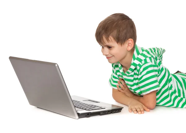 Pojken håller en laptop — Stockfoto