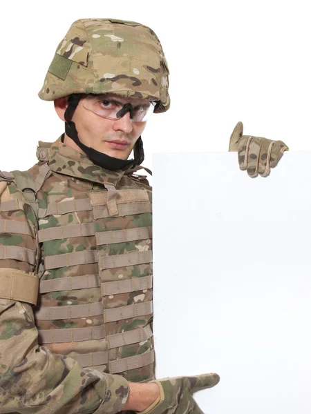 Современный солдат с плакатом — стоковое фото