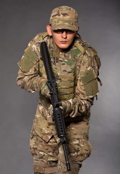 Soldato con fucile — Foto Stock