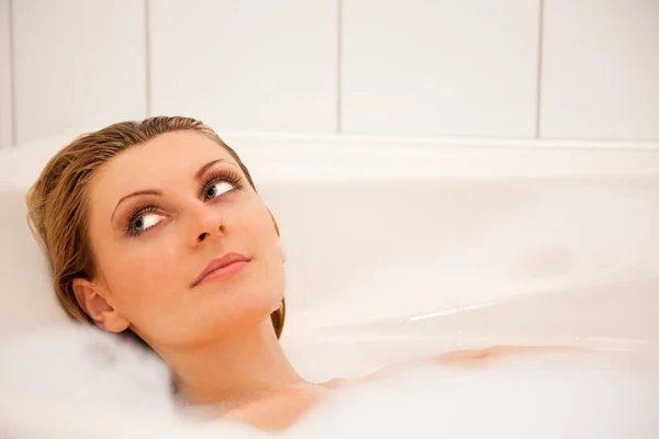 Donna si sta rilassando in una vasca da bagno — Foto Stock