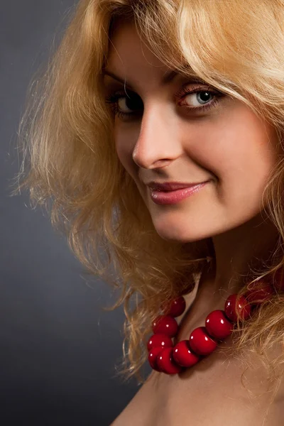 赤いネックレスを持つ美しい女性 — ストック写真