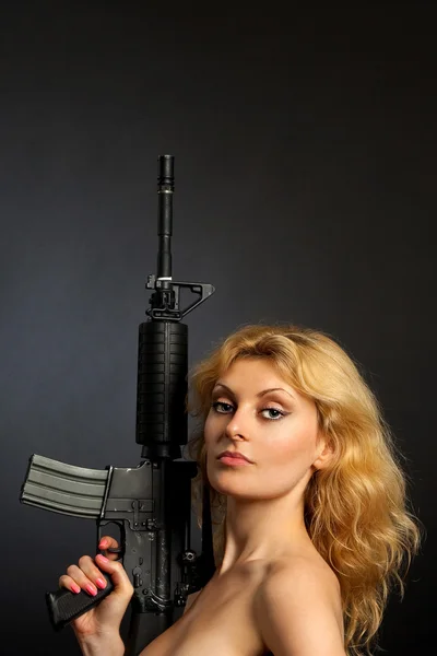 Schönes Mädchen mit einem Gewehr — Stockfoto