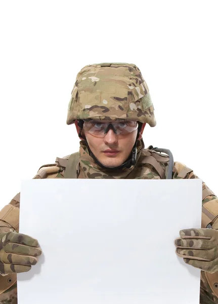 Moderna soldat håller en affisch — Stockfoto
