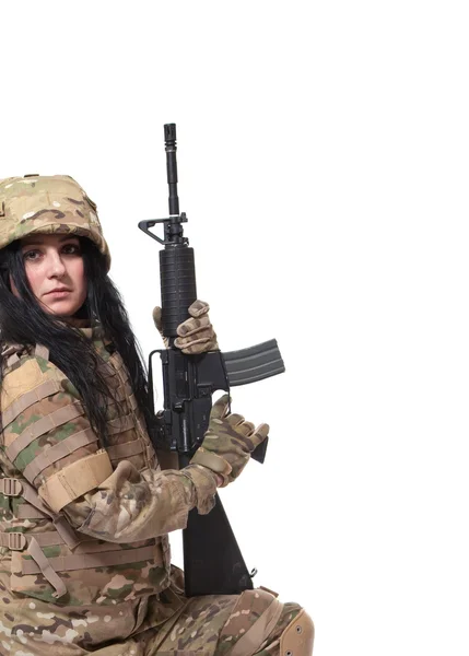 Belle fille de l'armée avec fusil — Photo