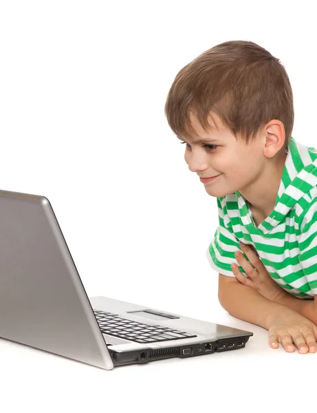 Pojken håller en laptop — Stockfoto