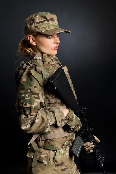 Leger meisje met geweer — Stockfoto