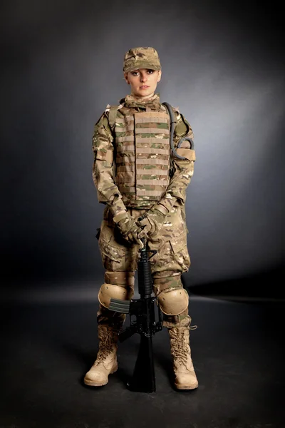 Армейская девушка с винтовкой — стоковое фото