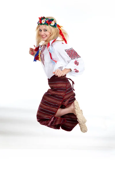 Kvinnan bär ukrainska nationella klänning — Stockfoto