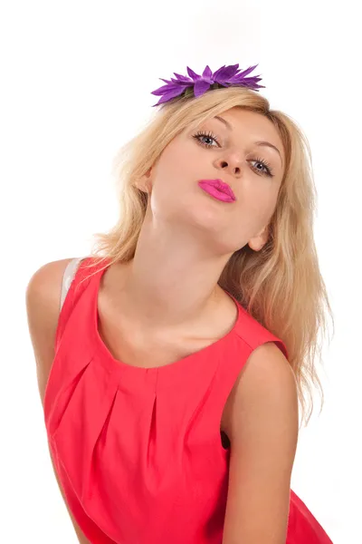 Porträt einer jungen blonden Frau beim Küssen — Stockfoto