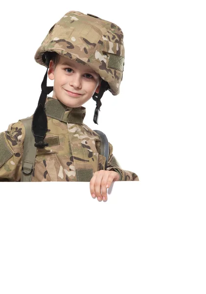 Jovem soldado segurando um cartaz — Fotografia de Stock