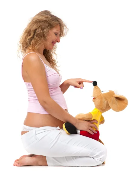 Mulher grávida está brincando com um brinquedo — Fotografia de Stock