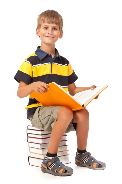 Uczeń siedzi na książki — Zdjęcie stockowe