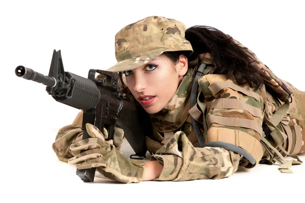 Schönes Armeemädchen mit Gewehr zielt — Stockfoto