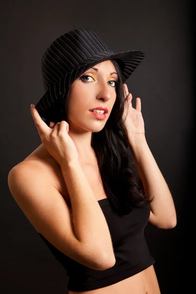 Femme portant un chapeau — Photo