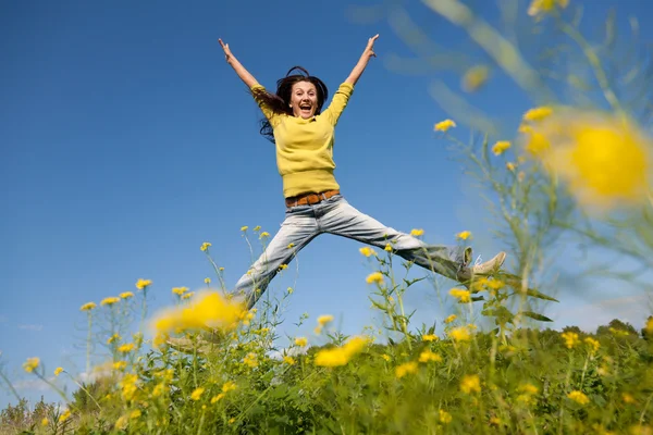 Прыгающая счастливая девушка — стоковое фото