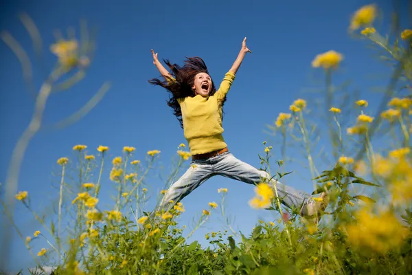Boldog lány jumping — Stock Fotó