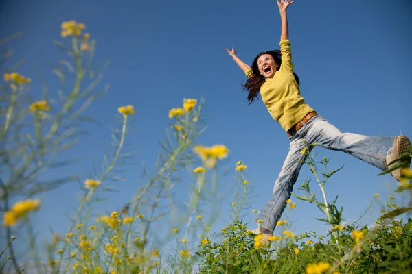 幸せな女の子をジャンプ — ストック写真