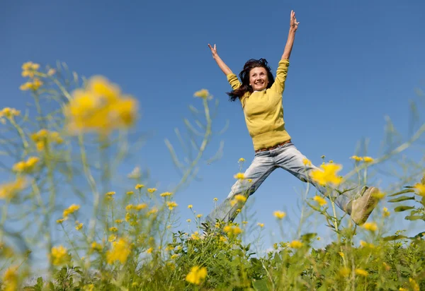 행복 한 여자 점프 — 스톡 사진