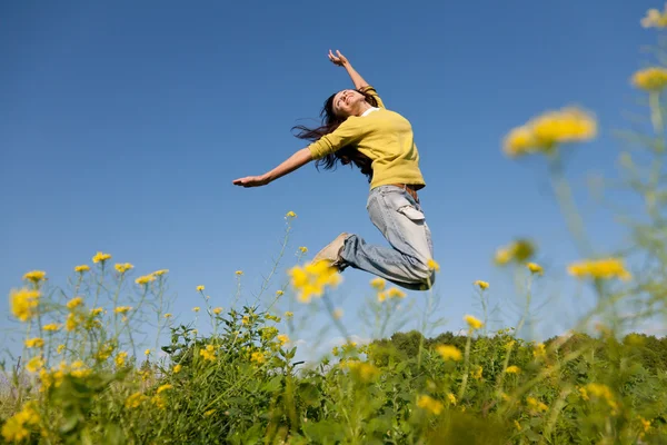 Springendes glückliches Mädchen — Stockfoto