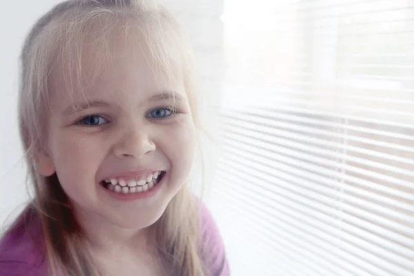 Małe uśmiechnięte dziewczyny — Zdjęcie stockowe