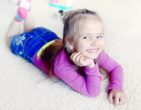 Petite fille sur un tapis — Photo