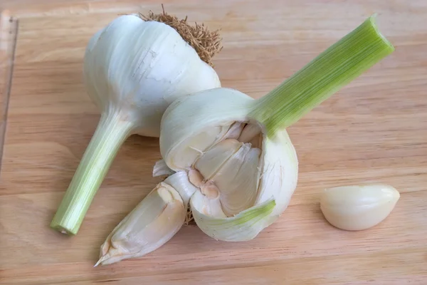 Raw garlic — Stock Photo, Image