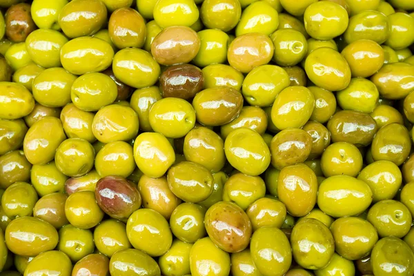 Зеленые и черные оливки — стоковое фото