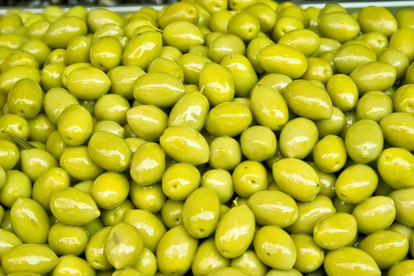 Зеленые и черные оливки — стоковое фото