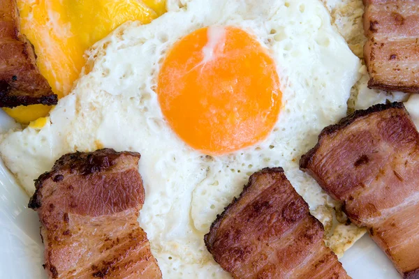 Fried bacon with eggs — Stock Photo, Image