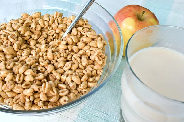 Toasted cereal and hot milk — Stock Photo, Image