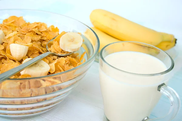 Maissihiutaleet ja maito — kuvapankkivalokuva