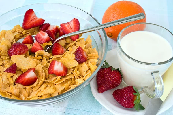 Cornflakes met aardbei en melk — Stockfoto