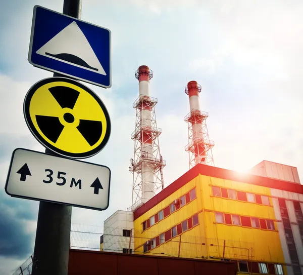 Planta de energía nuclear con signo de radiactividad — Foto de Stock