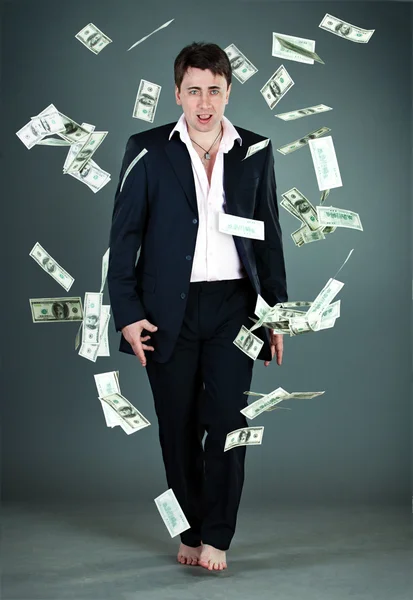 Man i kostym kastar pengar — Stockfoto