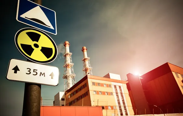Εγκαταστάσεις πυρηνικής ενέργειας με σύμβολο της ραδιενέργειας — Φωτογραφία Αρχείου