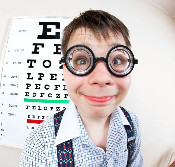Человек в очках в кабинете у врача — стоковое фото