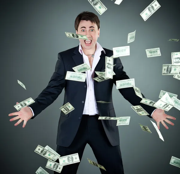 Człowiek w garniturze rzuca pieniądze — Zdjęcie stockowe